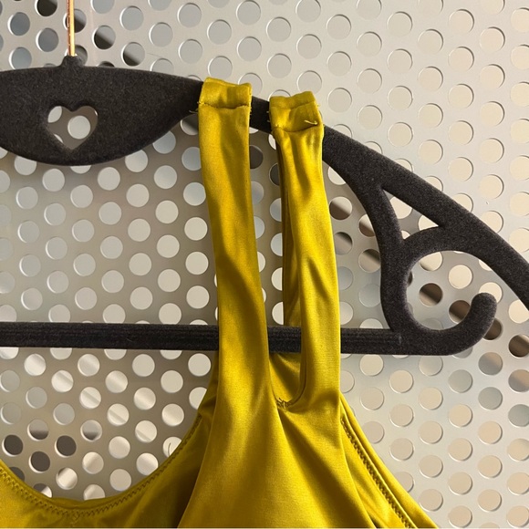 Nike Women’s Indy Shine Metallic Sports Bra Size Small in Golden Yellow - Picture 2 of 6